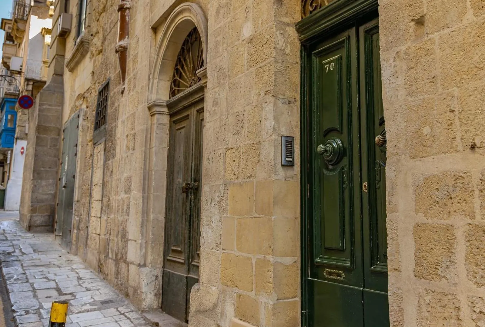 Traditional Maltese Styled 2Br Apartment With Large Maltese Balcony & Internal Yard - Located In The Heart Of Valletta - Maltese Capital City Malta