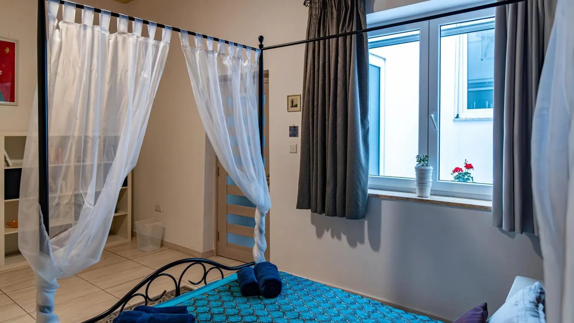 Traditional Maltese Styled 2Br Apartment With Large Maltese Balcony & Internal Yard - Located In The Heart Of Valletta - Maltese Capital City