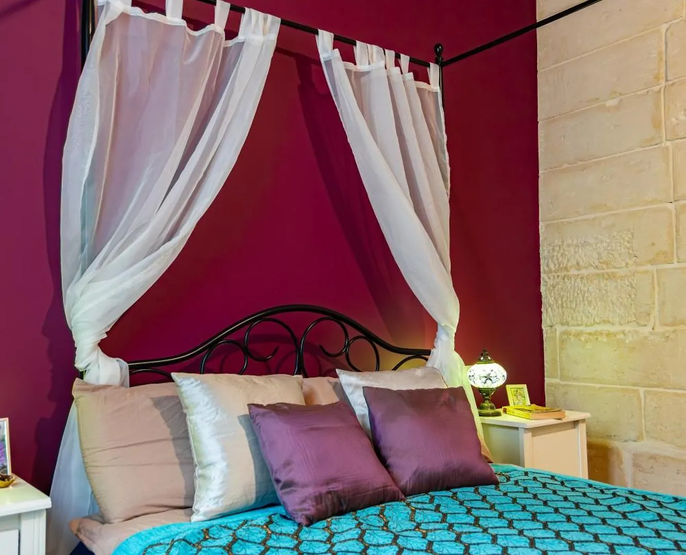 Traditional Maltese Styled 2Br Apartment With Large Maltese Balcony & Internal Yard - Located In The Heart Of Valletta - Maltese Capital City